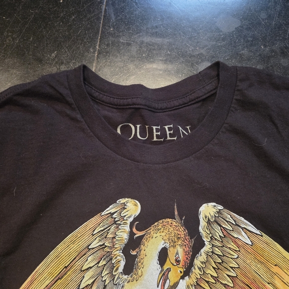 QUEEN black tshirt with gold red accents on the print front back mens BNWOT - Picture 6 of 15